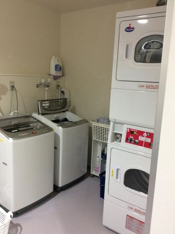 使いやすい洗濯設備 コインランドリー 広々としたコインランドリーは、最新の洗濯機で便利にご利用いただけます。