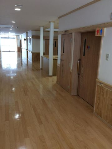 明るい廊下 廊下 広々とした明るい廊下で、滑りにくい床材が使われており、安心して通行できます。