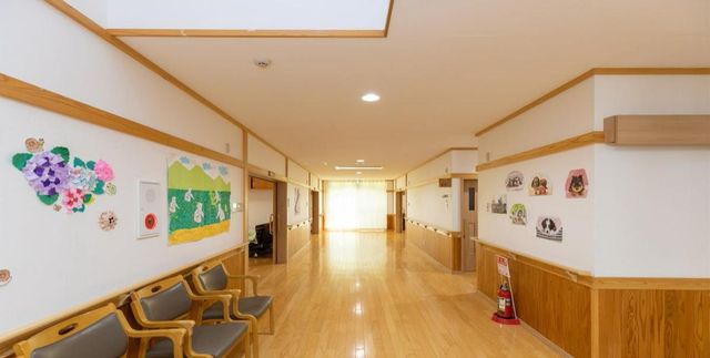 明るい廊下 廊下 自然光が差し込む明るい廊下です。壁には色とりどりの装飾が施され、和やかな雰囲気があります。