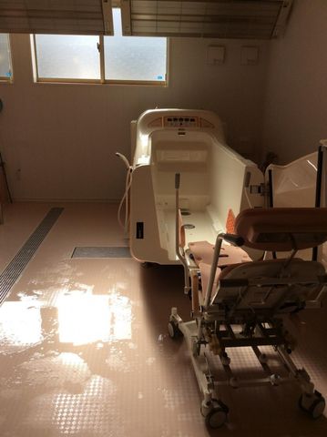 機能的な浴室 浴室 自然光が差し込む清潔な空間です。設備が整い、快適な入浴ケアを提供できます。