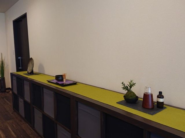 落ち着いた装飾の廊下 廊下 落ち着いた色合いの装飾が施されています。リラックスした雰囲気の中で穏やかに過ごせます。