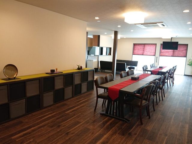 長テーブルと椅子のダイニングルーム ダイニングルーム 自然光が入る明るい空間で、ゆったりと食事が楽しめます。広々とした設計で快適です。
