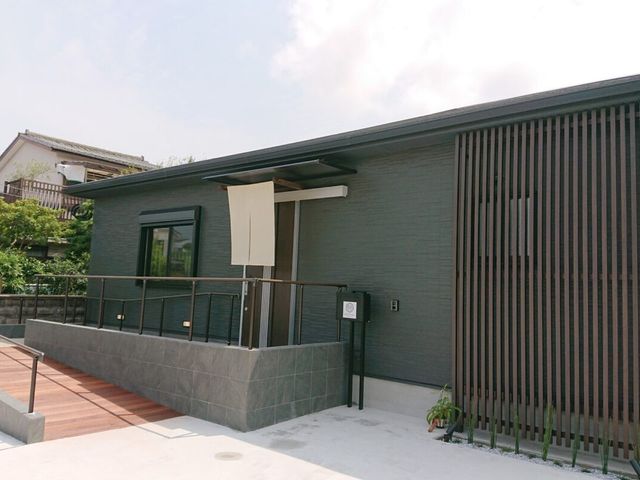 自然豊かな外観 外観 緑に囲まれた外観が心を和ませます。近隣の自然環境と調和した落ち着いた雰囲気です。