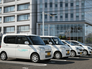 送迎車が並ぶ外観  
