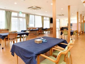 明るい食堂の様子  
