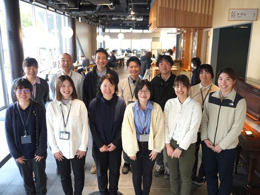 笑顔のスタッフが並ぶ様子