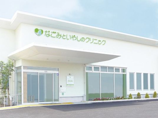白い建物の外観  