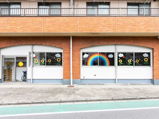 明るい外観の建物  