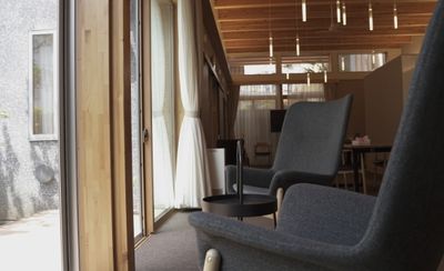 自然光が入るラウンジ