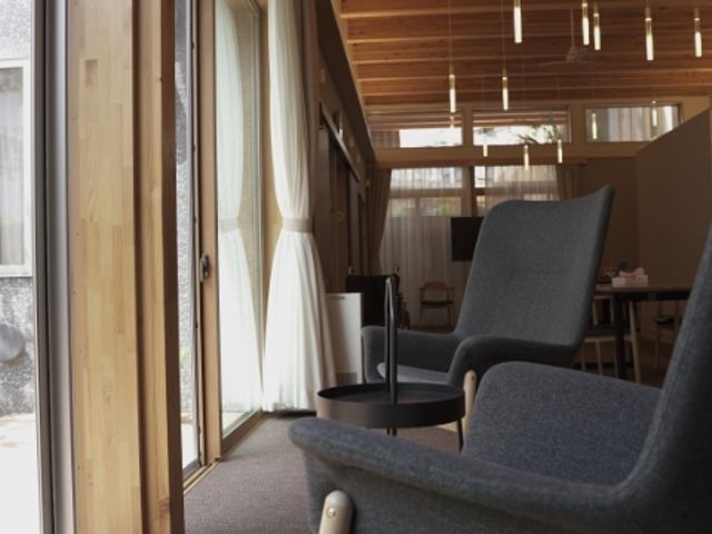自然光が入るラウンジ ラウンジ 広々としたラウンジは、自然光がたっぷり入る明るい雰囲気で、快適に過ごせます。