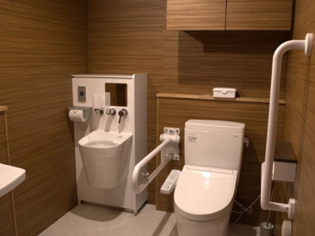 安心の設備が整ったトイレ トイレ 使いやすい設備が揃ったトイレです。手すりも充実しており、安全に配慮されています。