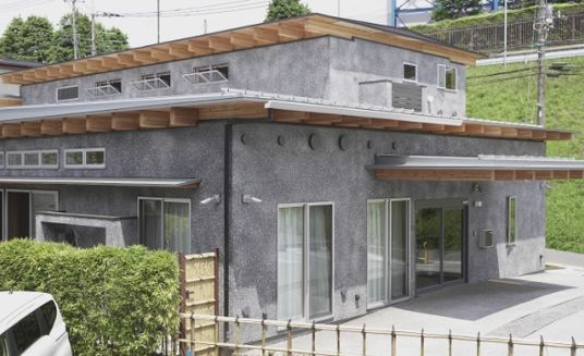 モダンな外観の建物