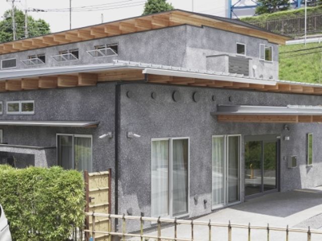 モダンな外観の建物 外観 スタイリッシュで明るい建物です。就業を検討する方にも魅力的な環境が整っています。