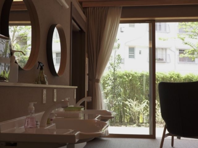自然光の入る洗面台 洗面台 窓から柔らかな自然光が差し込み、明るく清潔感のある空間です。心地よく過ごせる洗面台です。