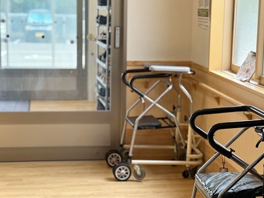歩行器が並ぶ廊下  
