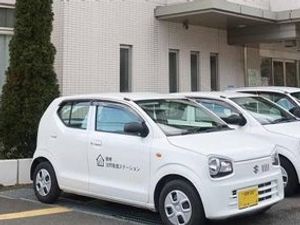 施設前の駐車場  