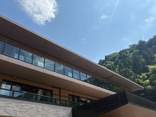 施設の外観と青空  