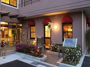 明るい玄関先の外観  