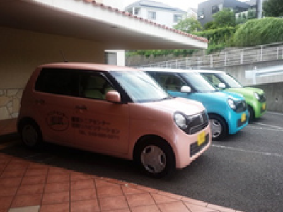 乗用車が並ぶ駐車場