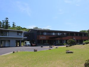 広々とした緑の外観