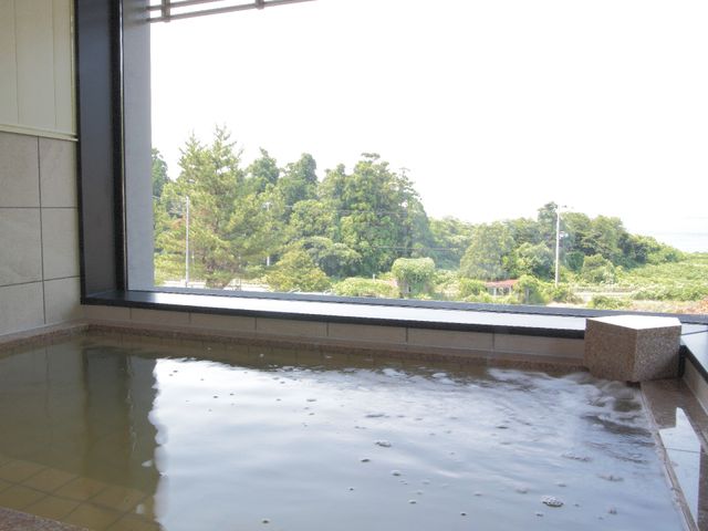 緑豊かな眺望の浴室 浴室 開放感ある浴室からは自然の景色が望め、日々の疲れを癒します。快適なバスタイムを提供する設備です。