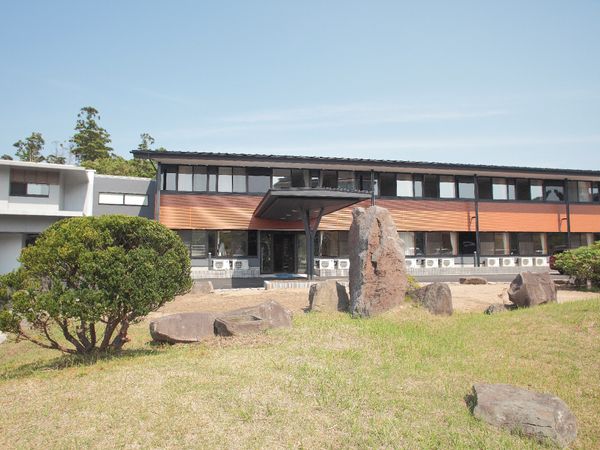 静かな環境の建物外観
