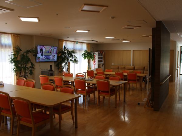 明るい食堂の光景
