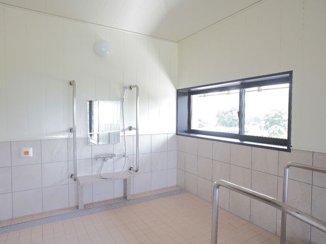 広々とした清潔な浴室 浴室 手すりが設置された清潔感のある浴室です。安全に配慮され、利用者の快適な入浴が支援されています。