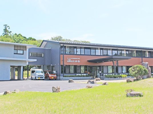 緑に囲まれた建物外観