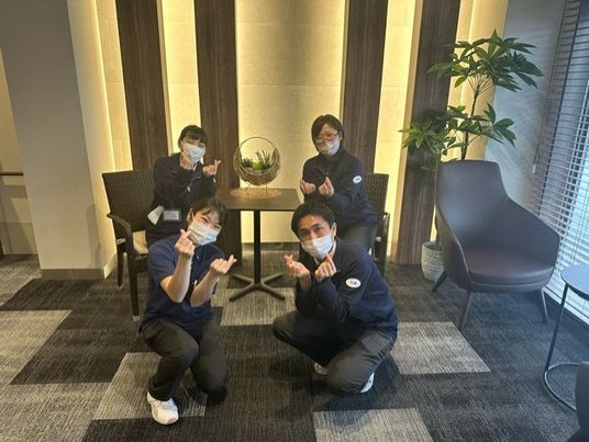 和やかな雰囲気のスタッフの姿