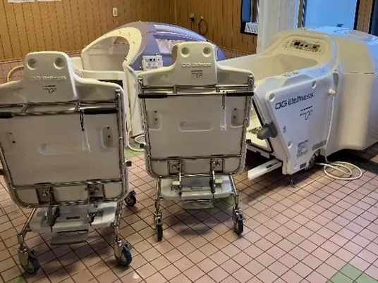 機械浴槽が並ぶ浴室  