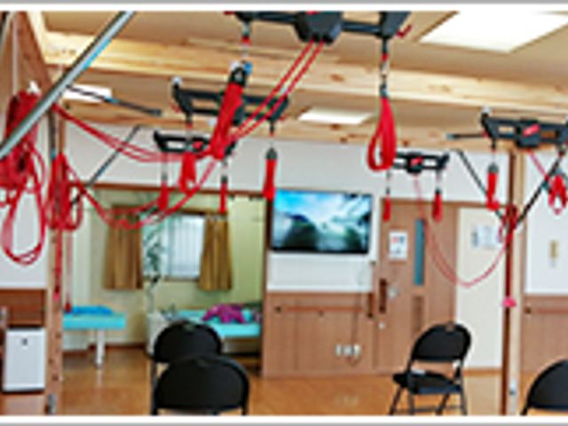 機能訓練室 機能訓練室 自然光の中でのリハビリが行える空間です。テレビを見ながらスムーズに運動できます。