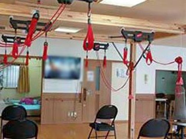 訓練用設備のある室内 機能訓練室 多様な訓練装置が揃った空間です。快適な作業環境で、リハビリのサポートが行えます。