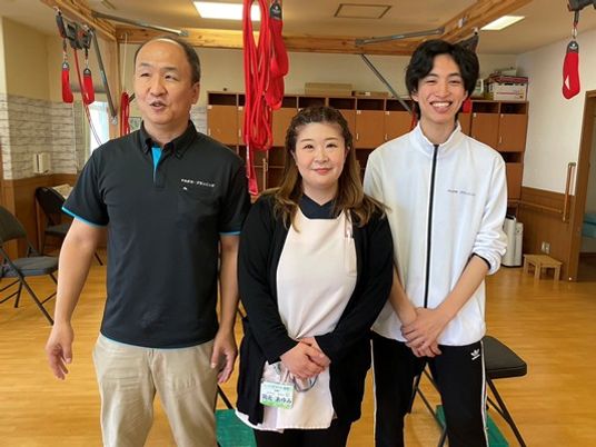 機能訓練室の職員3人  