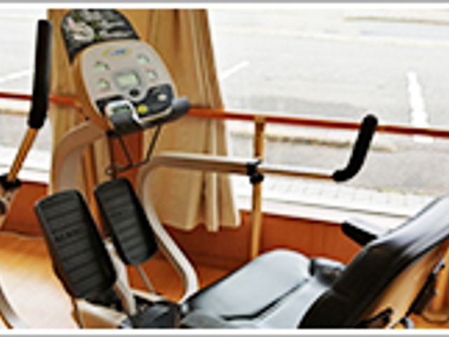 運動機器のある部屋 機能訓練室 外の景色を見ながらトレーニングが可能です。自然光が差し込む明るい空間になっています。