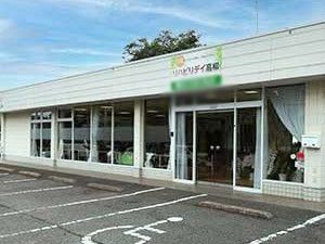 広い駐車場の外観