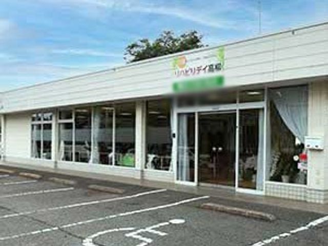 広い駐車場の外観 外観 広々とした駐車スペースがあり、アクセスが容易です。施設の入り口も広く設計されています。