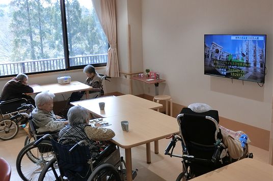 自然光が差し込むラウンジ