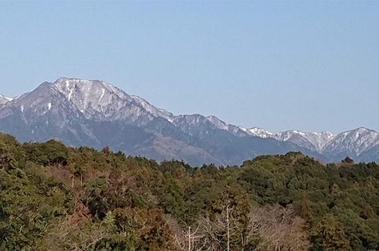 窓から見える山々