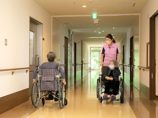 長い廊下の風景 廊下 広くて明るい廊下では、スタッフが利用者とコミュニケーションを取りやすい環境です。