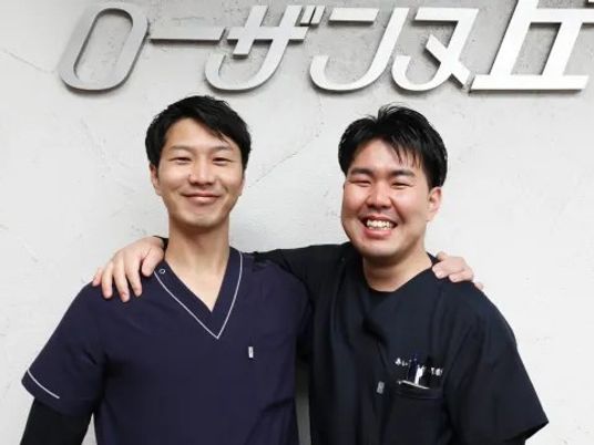 笑顔のスタッフが並ぶ玄関前  