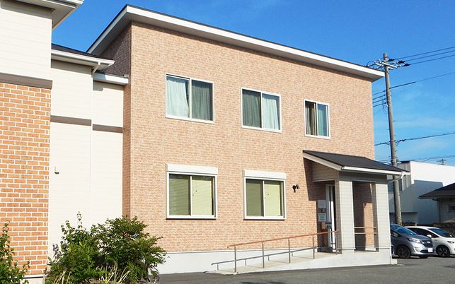 レンガ調の外観