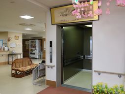 明るいエレベーターホール