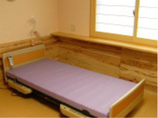 明るい個室のベッド