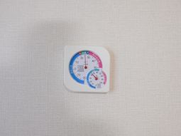 壁に掛かる温湿度計