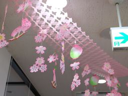 桜の装飾が美しい廊下