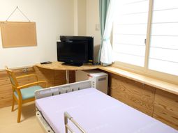 居室のベッドとテレビ