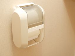 壁に設置されたハンドドライヤー