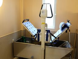 介護用浴槽とリフト