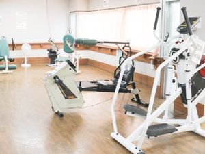 機能訓練機器のある室内  